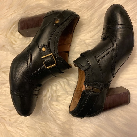 Stylish Clark’s Indigo bootie size 7 - Picture 1 of 7